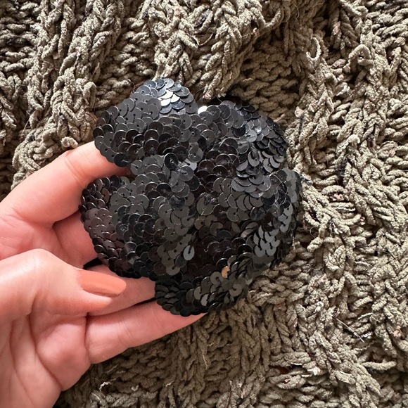 Black Elegant Sequins Brooch - Picture 4 of 6